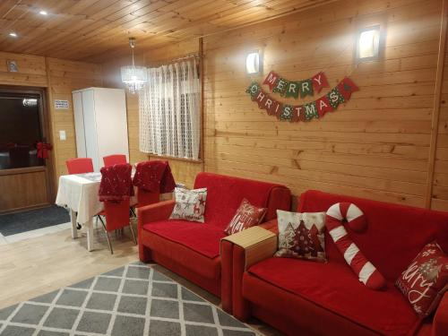 un soggiorno con un divano rosso e un tavolo di Nowoczesny Domek Góralski a Kielce