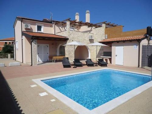 Holiday Home mit Pool- Terrasse und Parkplatz by Interhome