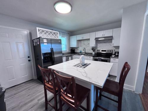 Køkken eller tekøkken på Charming 3 BDRM in Charlotte - 1 mile to Uptown