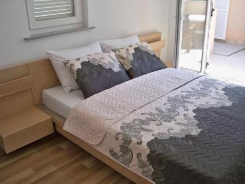 Apartment Wohnung mit Blick auf das Wasser by Interhome
