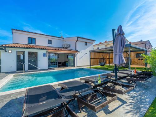 Holiday Home 4 SZ mit Bad en suite Pool und Sommerküche by Interhome