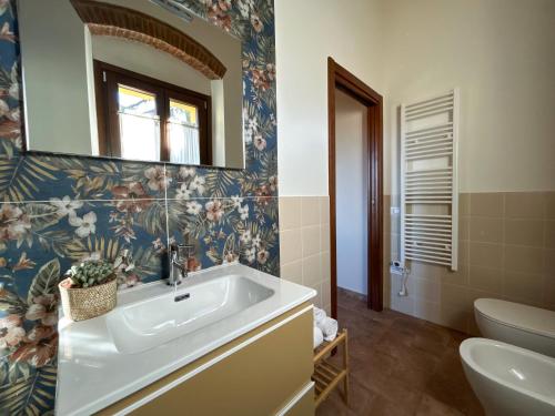 een badkamer met een wastafel en een spiegel bij Il Casale Naturart in Lucciano