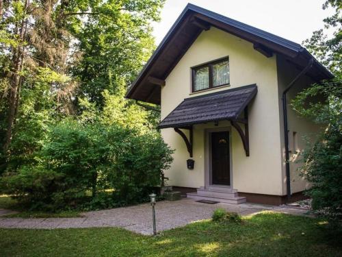 Apartment Kleines Haus am Rande des Waldes by Interhome