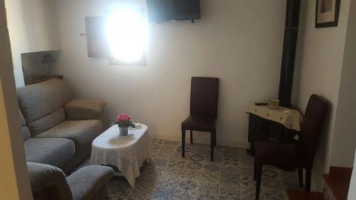 uma sala de estar com um sofá e uma mesa em Vivienda Turistica La Arracada em Vilhena