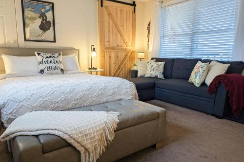 uma sala de estar com uma cama e um sofá em Dream Weaver em Ludlow