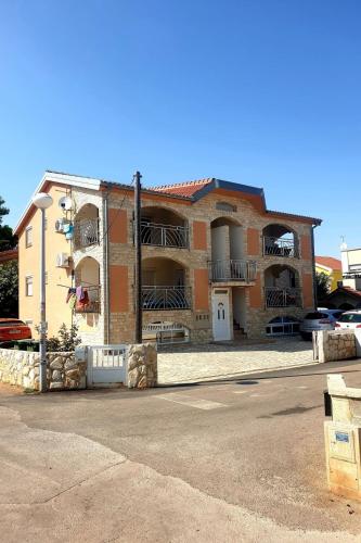 Apartment Charmante- sonnige Ferienwohnung by Interhome