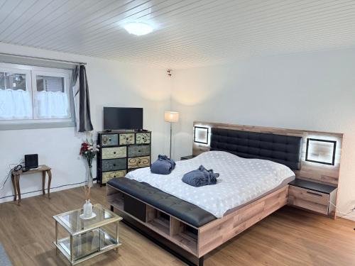 um quarto com uma cama com dois travesseiros em Secret Paradise em Attalens