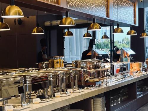 een keuken met een aanrecht met een heleboel servies bij Asteria Melaka by Attic Suite in Melaka