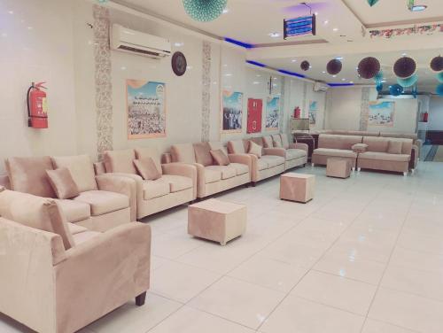 een grote wachtkamer met banken en tafels bij فندق الواحة الماسية 2 in Quai
