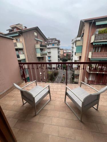 een balkon met twee banken en een aantal gebouwen bij Rustic Apartment in Bergamo