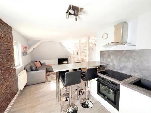 a kitchen with a table and chairs in a room at Chic&Cosy - Vue exceptionnelle - Centre Haguenau in Haguenau