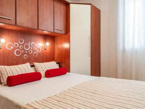 Apartment Ivona mit Terrasse und Außendusche by Interhome