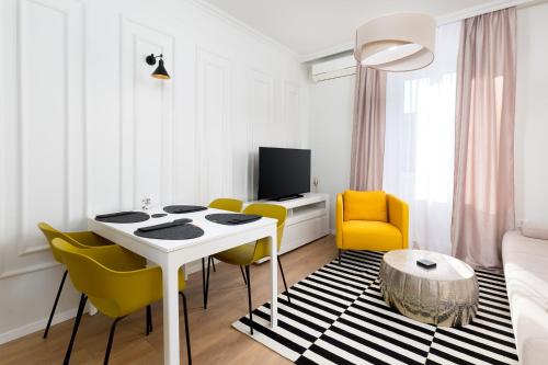 Chic Port 1BR Apartment by Irundo