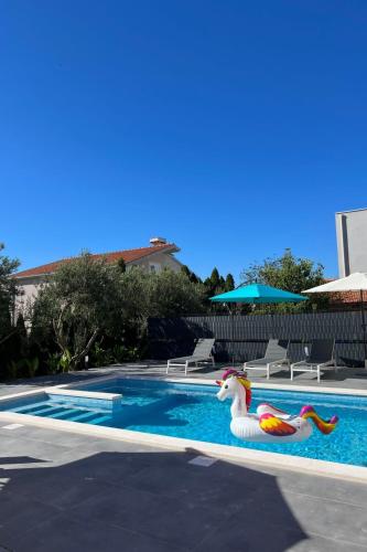 Apartment Moderne Meerblick ap-1 mit Pool und Terrasse bbq in der Nähe von Split Trogir by Interhome
