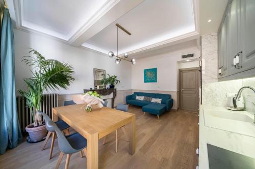 COZYSTAY - 1124 - 3-Bedroom Apartment in the Heart of Cannes with Terrace