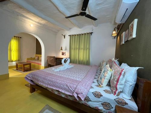 Ένα ή περισσότερα κρεβάτια σε δωμάτιο στο Vindhyavan Mud House