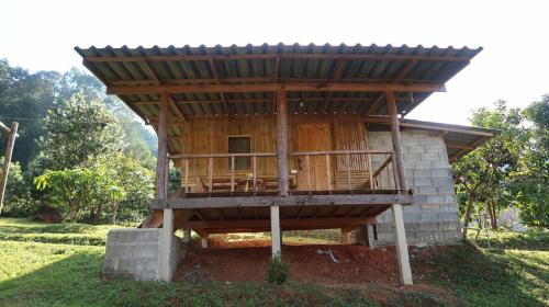 een klein huis met een dak erop bij Chanya homestay in Ban Yang