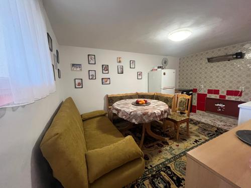 亚霍里纳SagaT Jahorinka的客厅里有一张沙发和一张桌子。