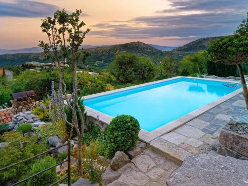 Holiday Home Ecovilla Mirabilis- prächtiges Ferienhaus mit Pool by Interhome