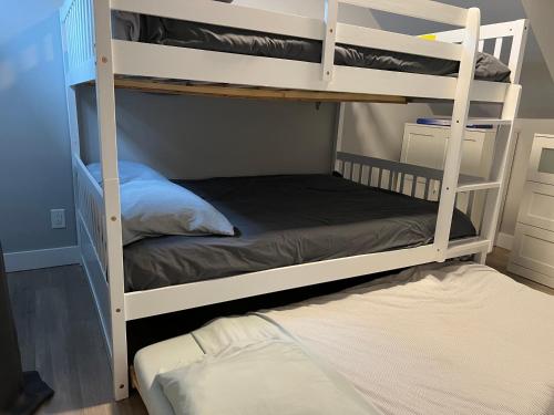 two bunk beds in a room with a bed at Roi de la Montagne-295 in Saint-Jean-de-Matha