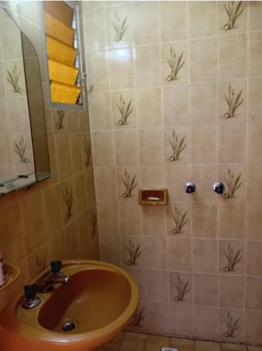 een badkamer met een wastafel en een spiegel bij PH Santa Teresita in Santa Teresita