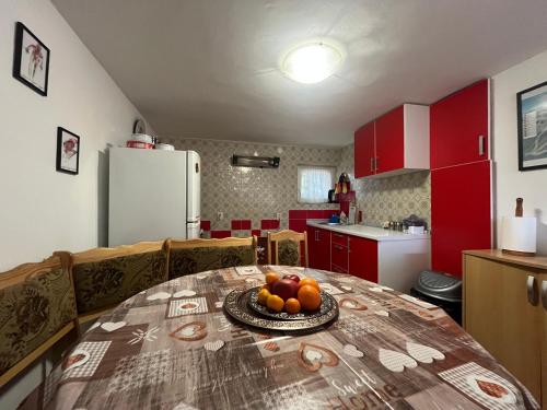亚霍里纳SagaT Jahorinka的厨房里有一张桌子，桌子上放着一碗水果