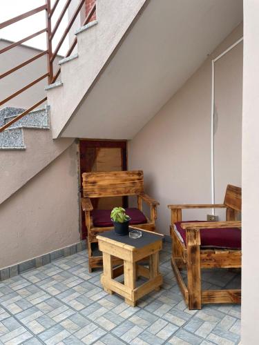 pokój z dwoma łóżkami i stołem w obiekcie The Dread & Bread Homestay w mieście Kirtipur