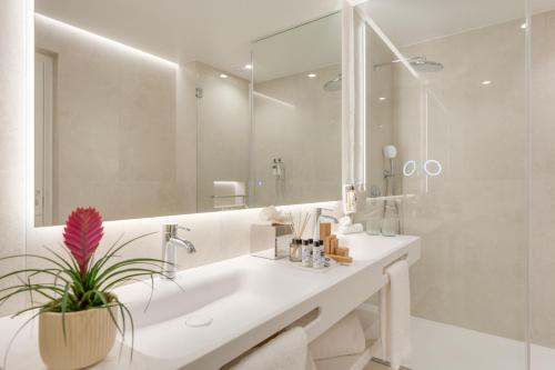 un bagno con un lavandino e un grande specchio di The Editory Ocean Way Funchal a Funchal