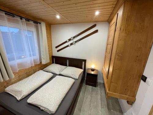 Giường trong phòng chung tại Tiny Haus #4 - Ruhe & Wellness mit Sauna und Tiny Pool