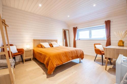 En eller flere senge i et værelse på Gîte du Chemin - Calme et forêt