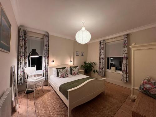 Postel nebo postele na pokoji v ubytování House in Appledore with Hot Tub and own parking