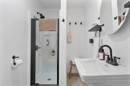 Phòng tắm tại Modern Cozy Cottage Near Redwoods & Pristine Beaches