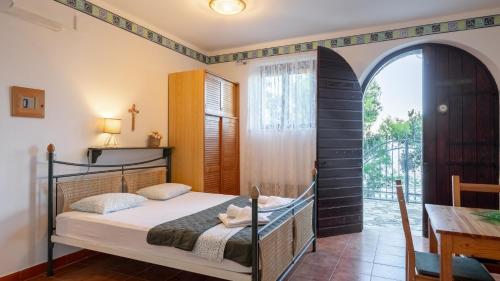 En eller flere senge i et værelse på Villa Stavros by Villas Guide