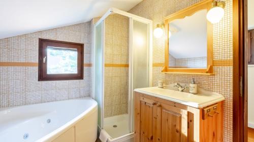 Et badeværelse på Villa Stavros by Villas Guide