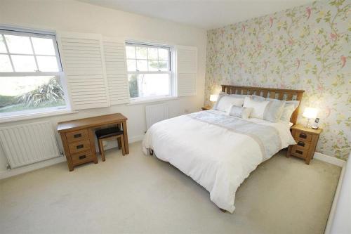 En eller flere senge i et værelse på 4 Bed in Gower oc-hh672