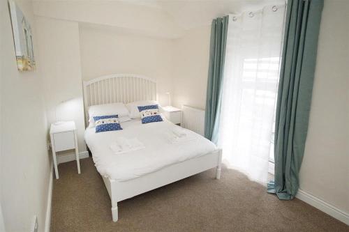 a white bed in a room with a window at 3 Bed in Mumbles oc-hh668 in The Mumbles