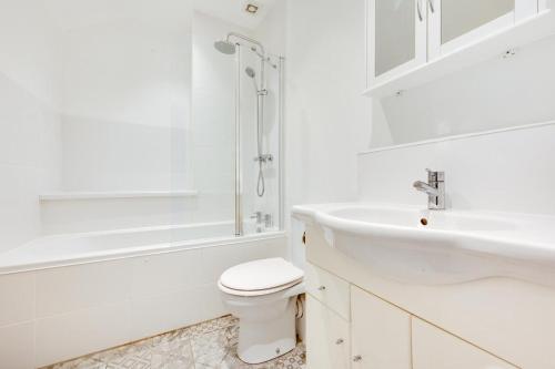 Et badeværelse på 3 Bed in Mumbles oc-hh668