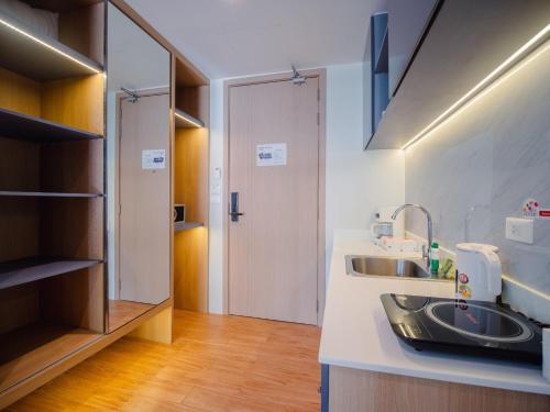 Kuchyň nebo kuchyňský kout v ubytování Wyndham Garden 1220 Modern Studio Next to Naithon