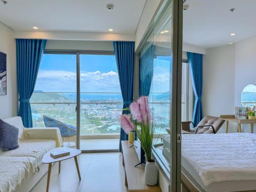 Postel nebo postele na pokoji v ubytování Habi Home - The Sóng Vũng Tàu