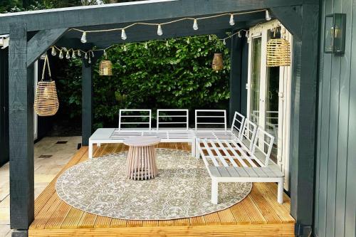 Patio nebo venkovní prostory v ubytování StayatSas Julia stijlvol ingericht, kindvriendelijk, in het bos, hondje mag mee, parkeren op oprit