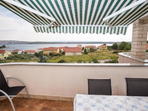 Apartment Jadro Apartments in Barbat mit Grill und Whirlpool by Interhome