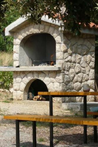 Apartment Jadro Apartments in Barbat mit Grill und Whirlpool by Interhome