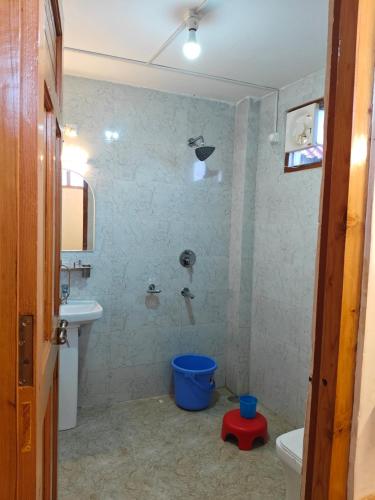 a bathroom with a tub and a toilet and a sink at Rana Ridges in Banjār