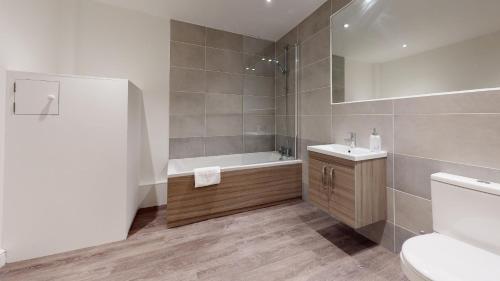 Et badeværelse på K Suites - Bridge Apartments 9