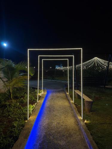 ein nachts mit blauen Lichtern beleuchteter Weg in der Unterkunft Soulstay Resort in Chinchavli