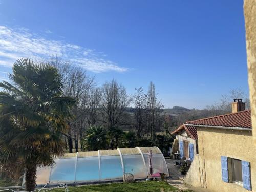 ein Zelt in einem Hof neben einem Haus in der Unterkunft La Bastide in Armous-et-Cau