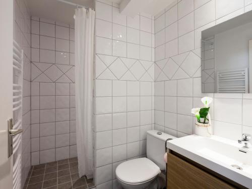 ein weißes Badezimmer mit Toilette und Waschbecken in der Unterkunft Studio 4 Pers avec Balcon, WiFi et Parking - FR-1-512-136 in Brides-les-Bains