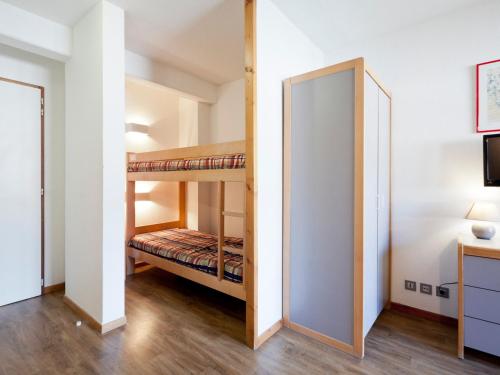 ein Zimmer mit zwei Etagenbetten und einem Spiegel in der Unterkunft Studio 4 Pers avec Balcon, WiFi et Parking - FR-1-512-136 in Brides-les-Bains