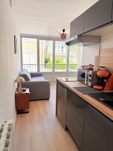 une cuisine et un salon avec un canapé dans l'établissement Studio with balcony, à Tournon-sur-Rhône