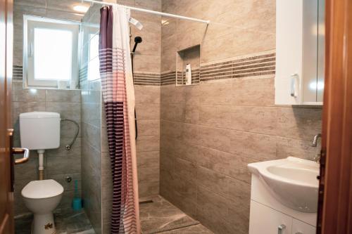 Apartmani Imamovic tesisinde bir banyo